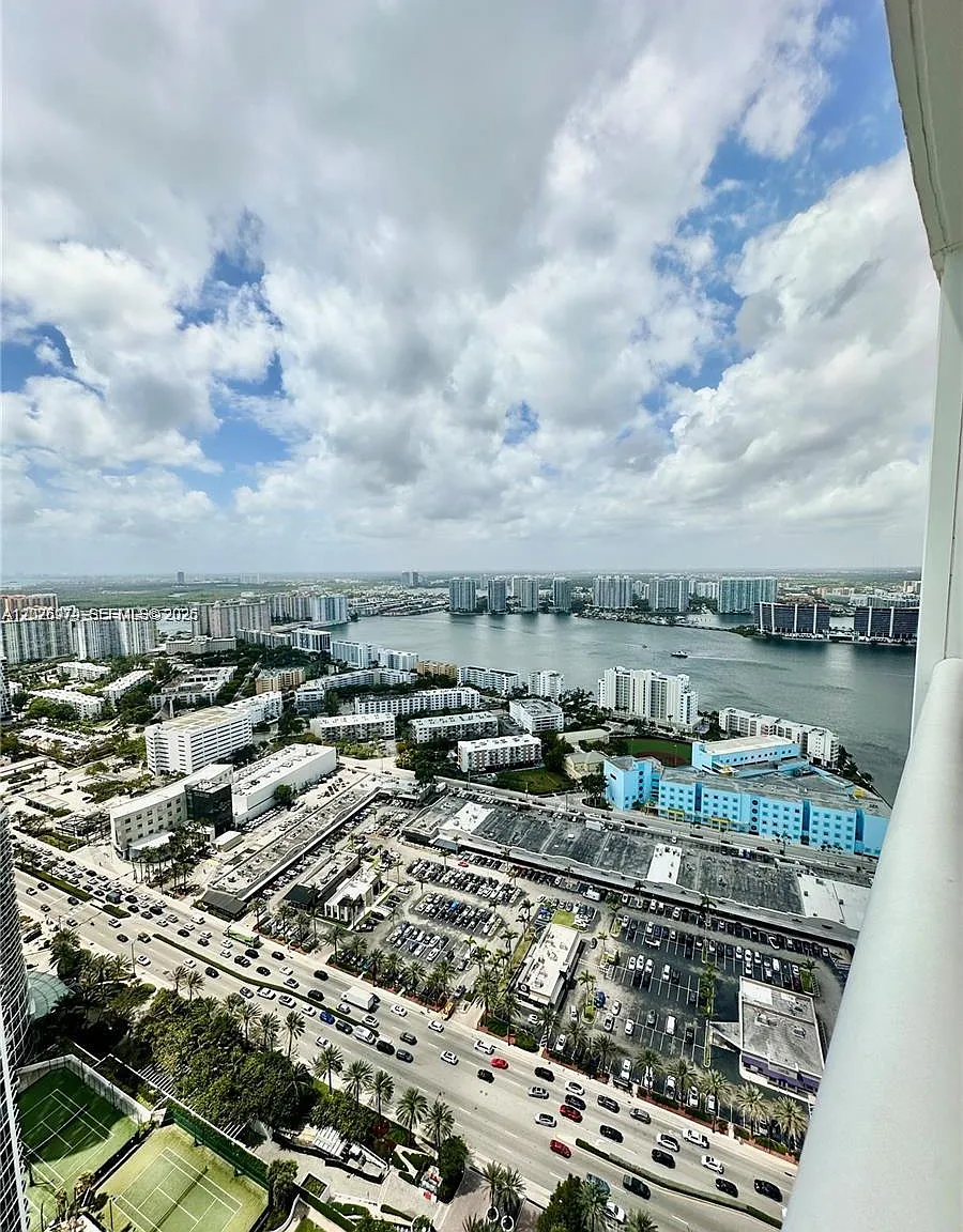 Trump Royale Condo — Photo 3