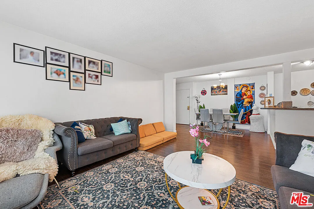 2 bed, 2.0 bath, 987 sqft, $2,500 — Photo 1