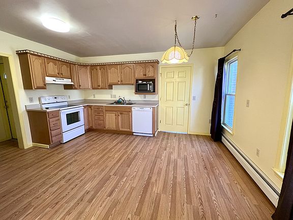 5th image of 121 E Main St
