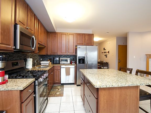 4th image of 4006 N Kilbourn Ave #A3