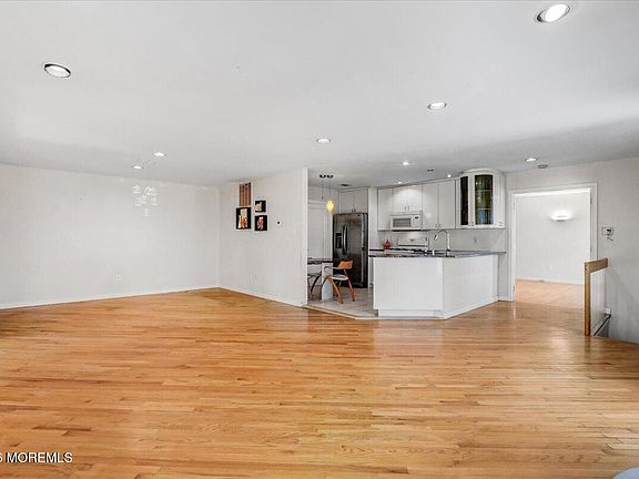 5th image of 369 Yorkshire Place