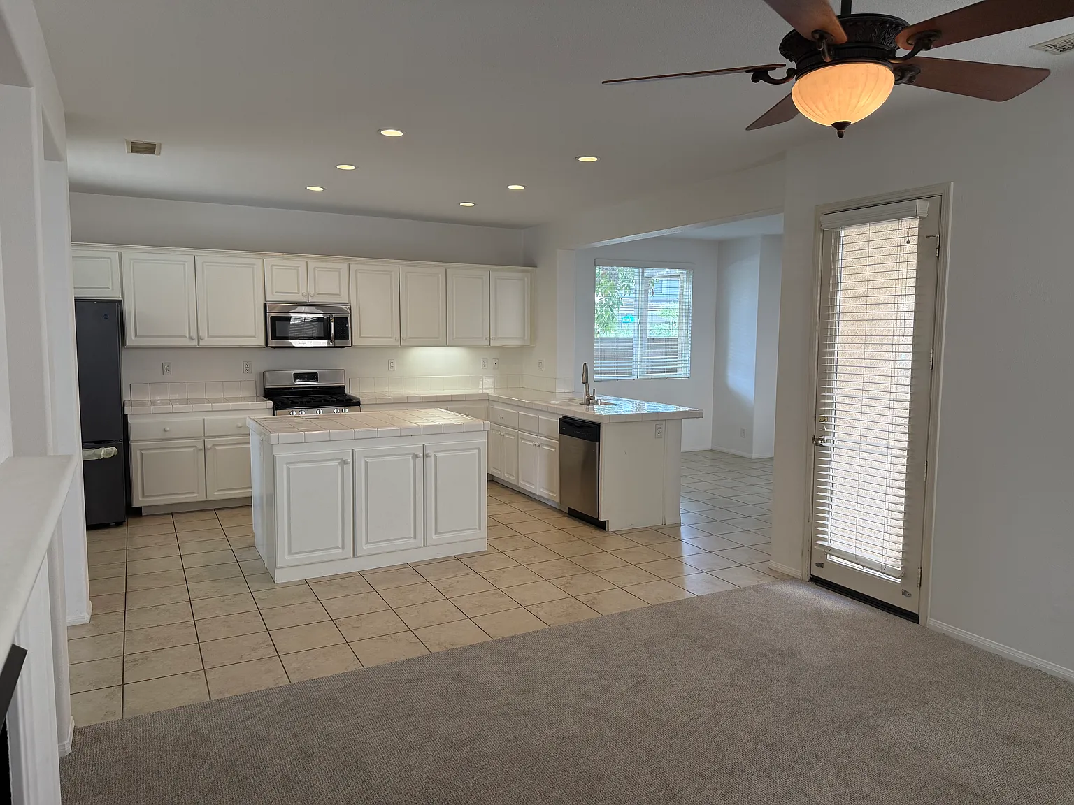 3 bed, 2.5 bath, 1688 sqft, $4,200 — Photo 4