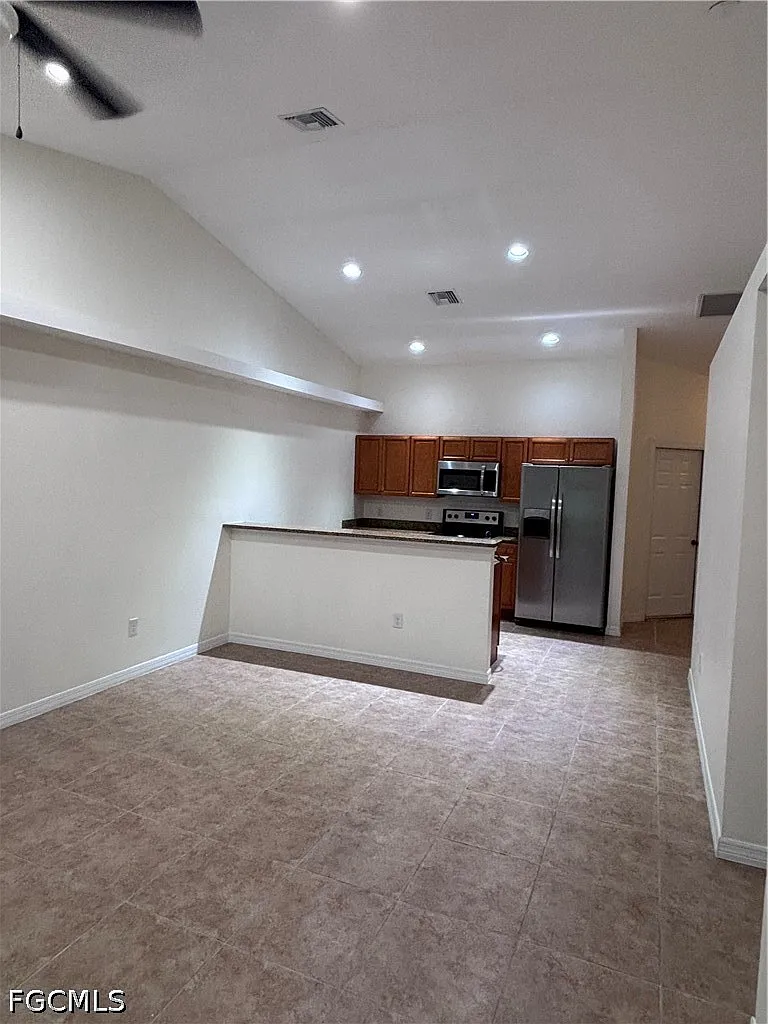 3 bed, 2.0 bath, 2418 sqft, $1,650 — Photo 2