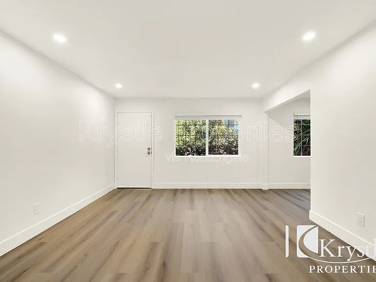 451 E L St — Photo 5