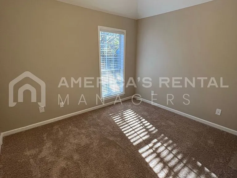 141 Flagstone Ln — Photo 12
