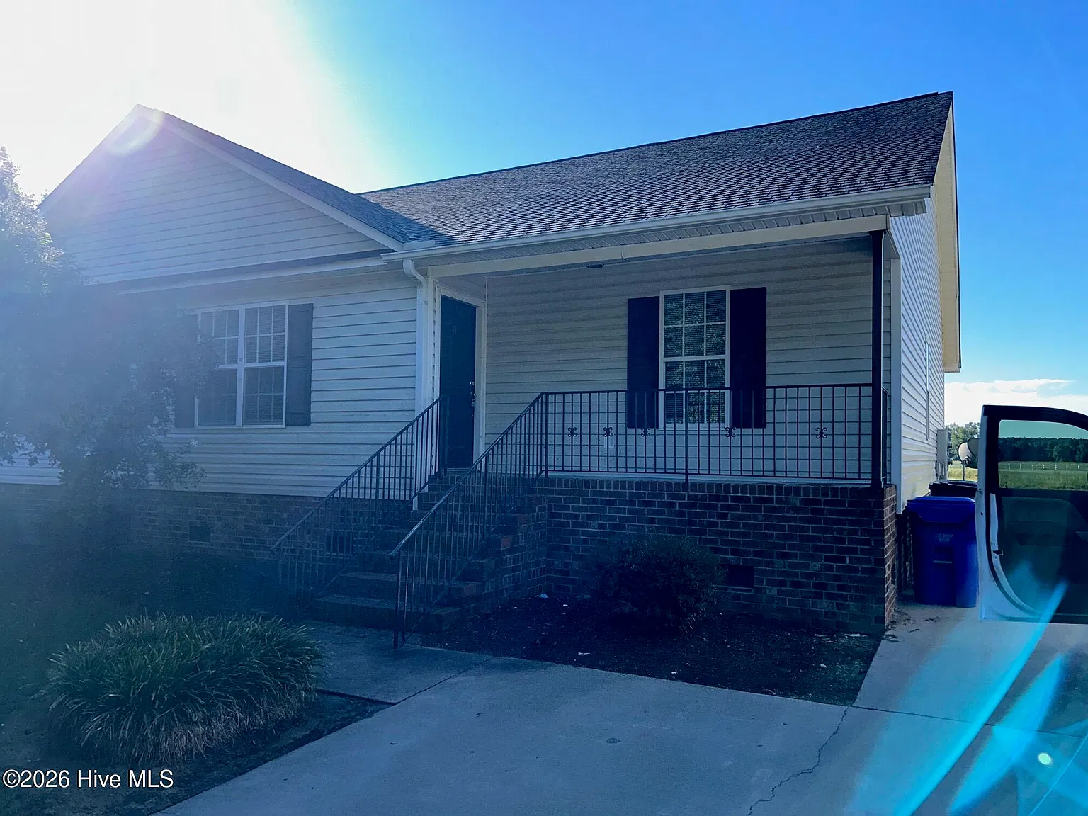 3 bed, 2.0 bath, 1304 sqft, $1,250 — Photo 2