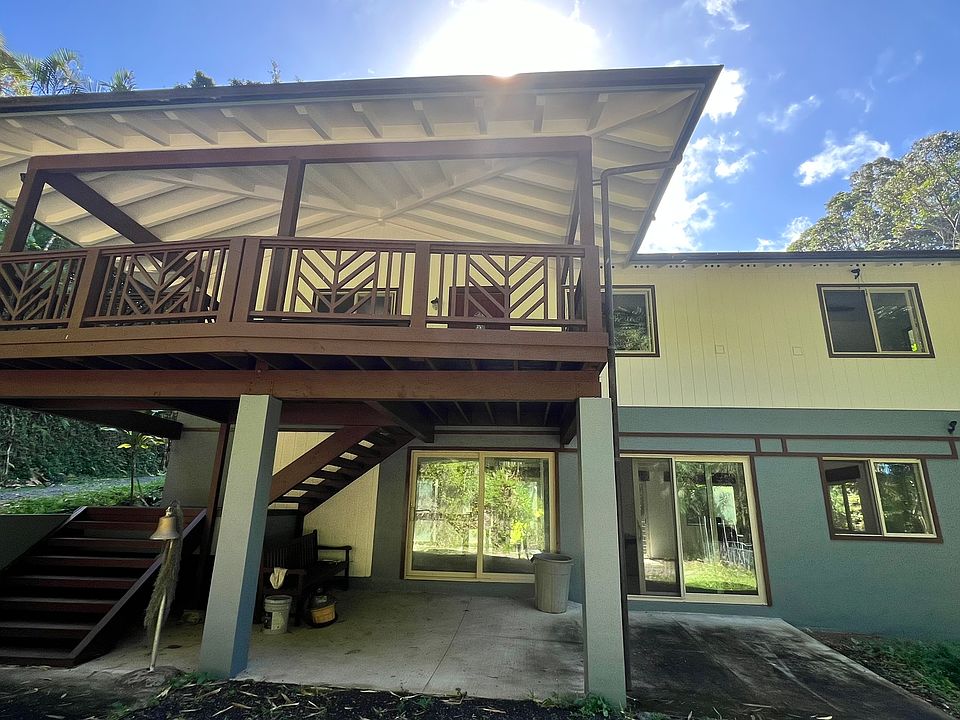view of the house from the driveway