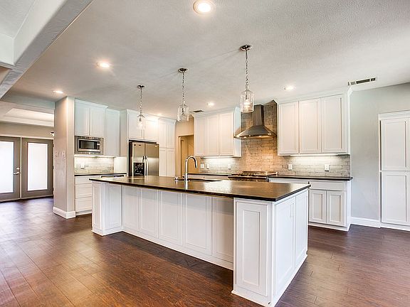 3rd image of 6931 Windy Ridge Dr
