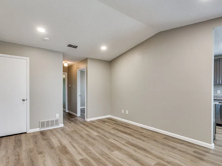3214 Walton Ave — Photo 5