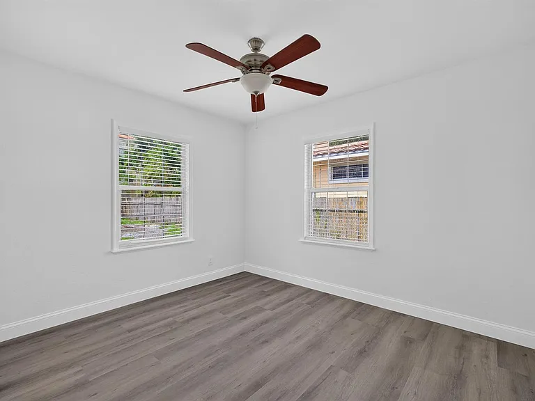 423 SW 11th Ct — Photo 14