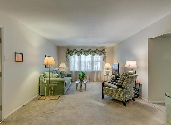 2nd image of 605 Thunderbird Ct APT F