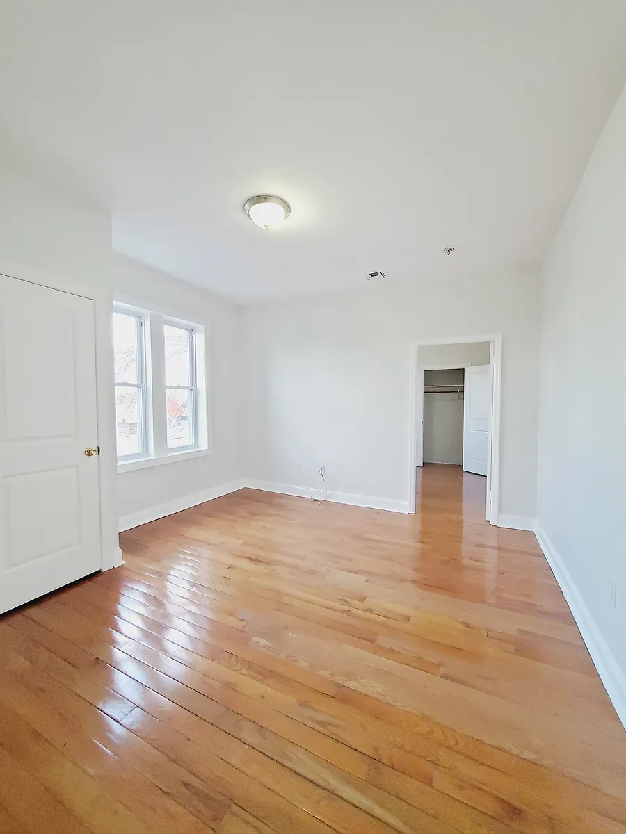 Photo 2 of 4 - 162 Bergen Ave #4 - Jersey City, NJ Building Photo - 162 Bergen Ave #4