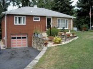 1322 Lesnett Rd, Upper St Clair, PA 15241