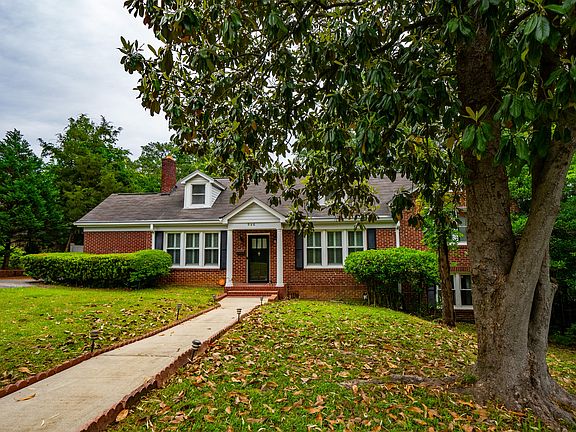 2nd image of 846 Arbutus Dr