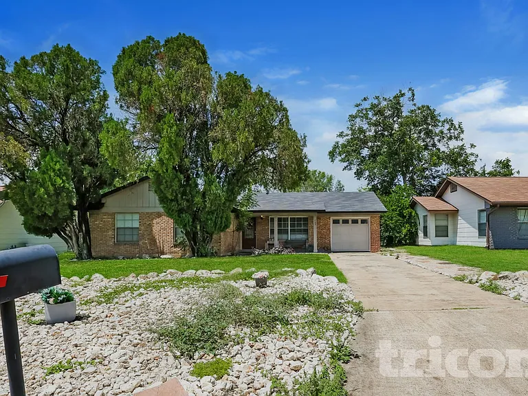 209 Scott Ave — Photo 1