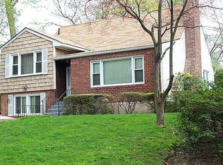 19 Preston Rd, Great Neck, NY 11023