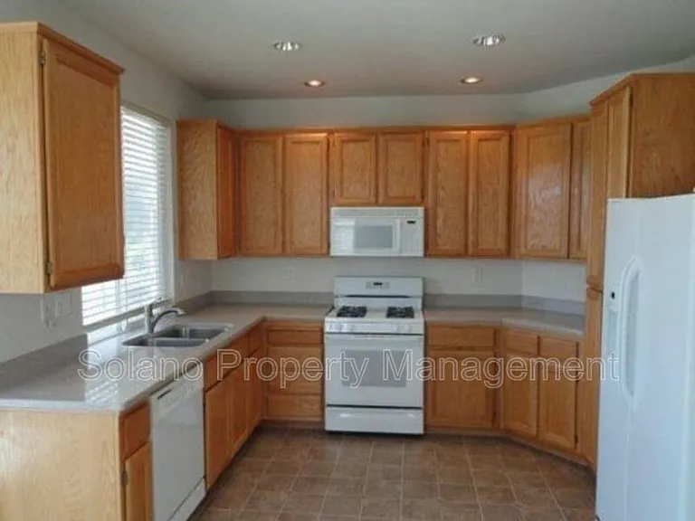 451 Edgewood Dr — Photo 6