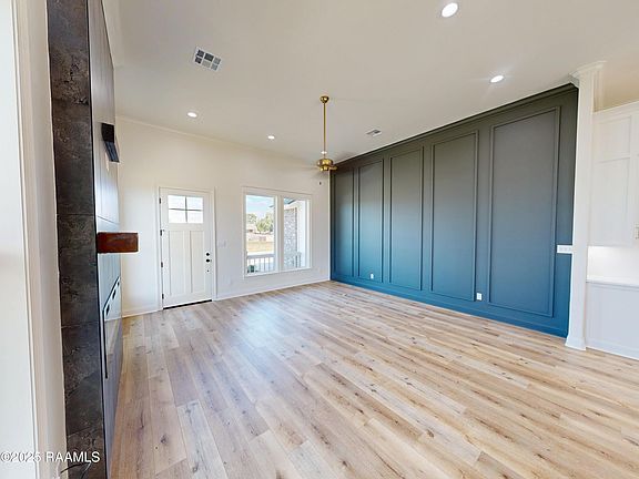 3rd image of 138 Lakes Edge Dr