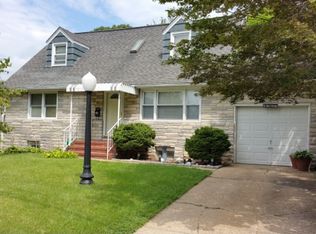 38 Walker Pl, Albertson, NY 11507