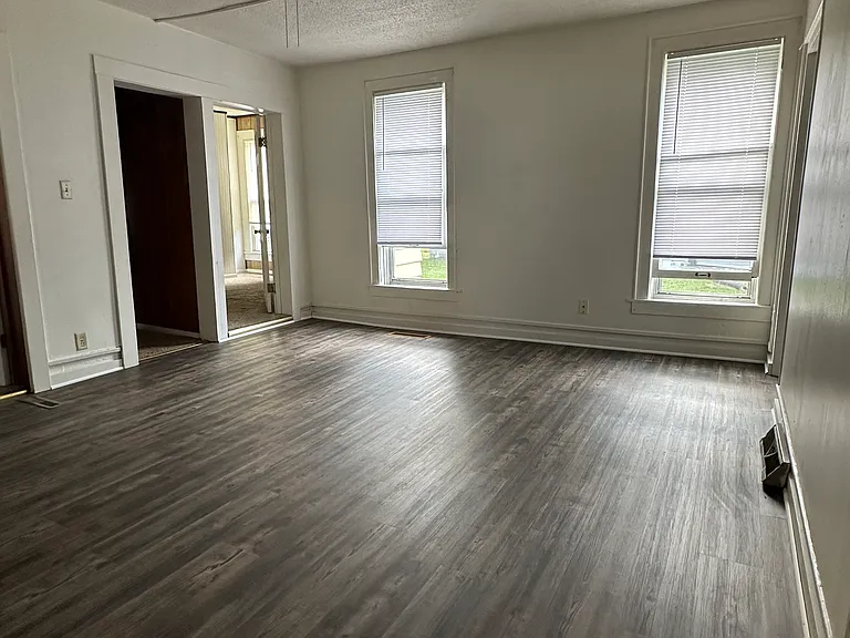 528 Niagara St — Photo 12
