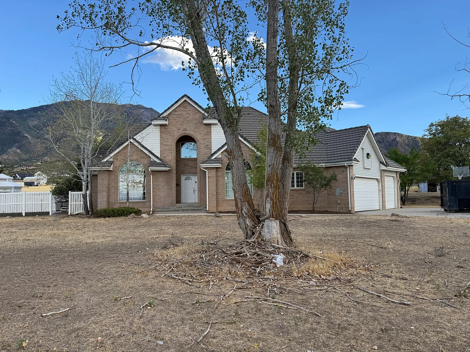 6 bed, 4.5 bath, 5715 sqft, $4,100 — Photo 1
