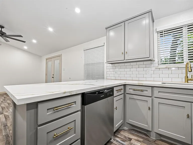 5803 Greencraig Dr — Photo 10