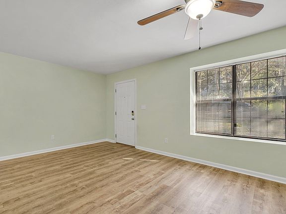 3rd image of 176 Parkbrook Cir