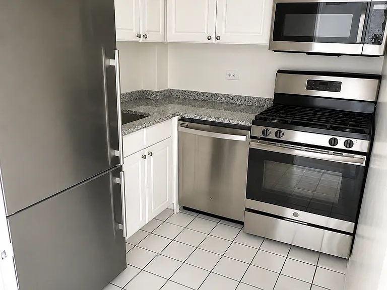 435 E 79th St #PHD — Photo 4