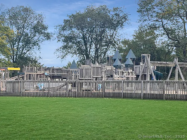 107 Benson Pl — Photo 3
