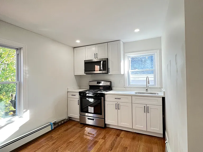 27 Barry St #2R — Photo 1