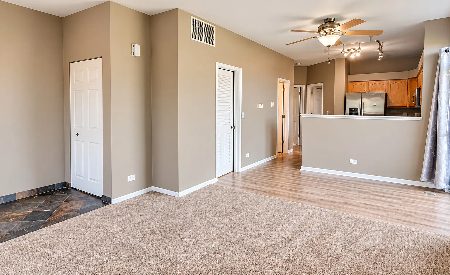 2 bed, 1.5 bath, 939 sqft, $1,800 — Photo 2