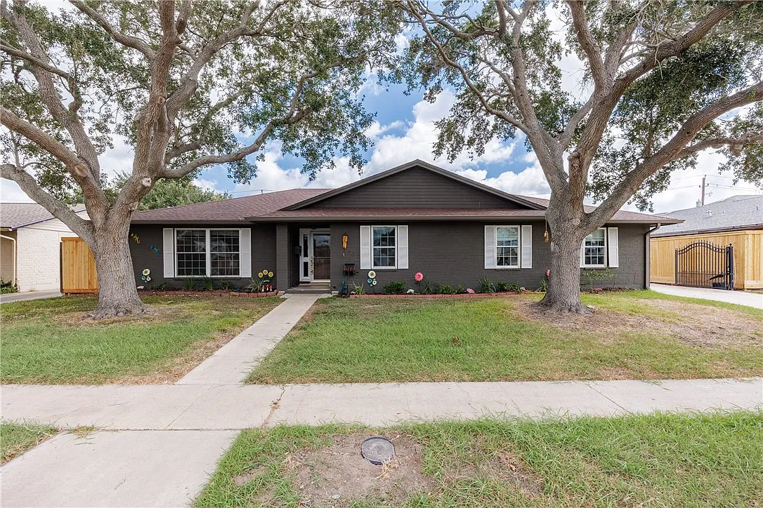 5 bed, 2.5 bath, 2767 sqft, $2,500 — Photo 2