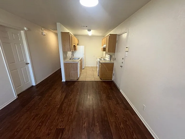 912 McDaniel Cir — Photo 6