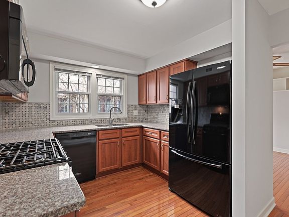 4th image of 1134 Oakview Dr
