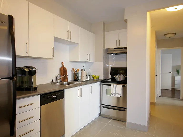 6020 Bathurst St — Photo 16
