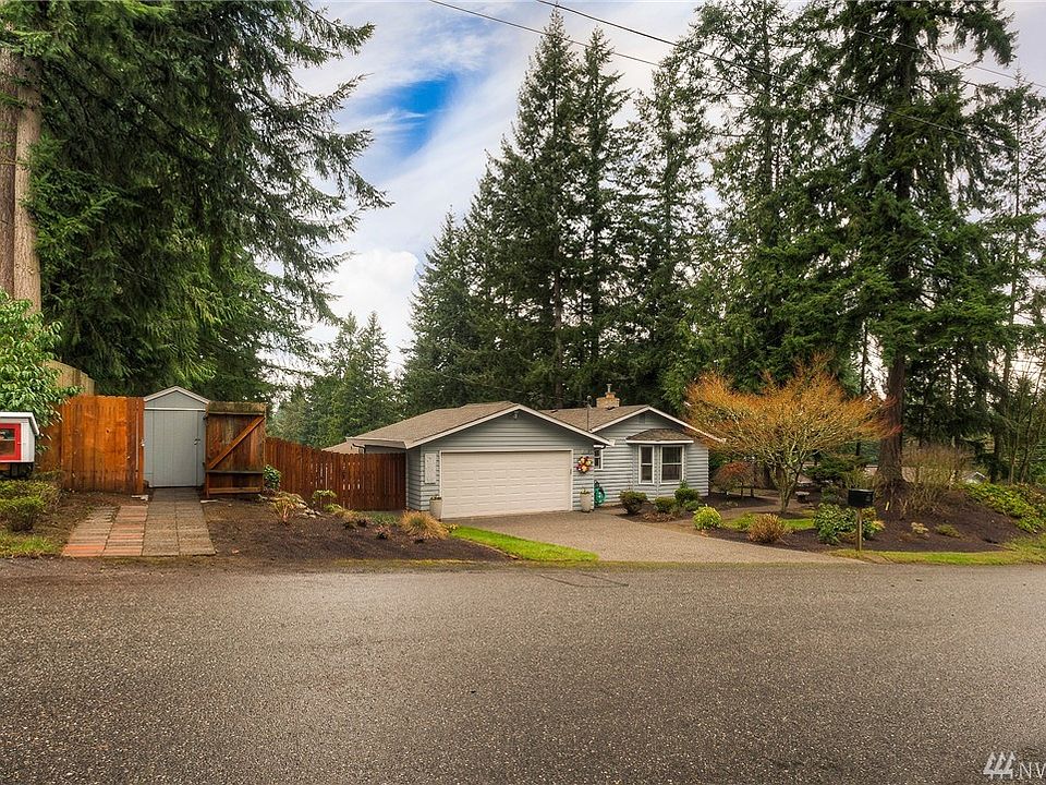 Huge Corner Lot & Tons of Privacy!