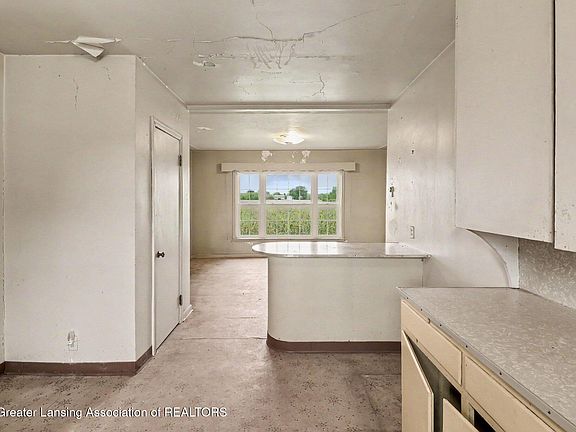 5th image of 1136 S Nichols Rd