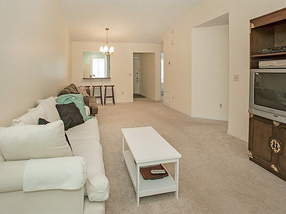 3rd image of 406 Marsh Cove Ln