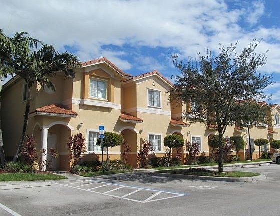 2nd image of 8819 S Isles Cir