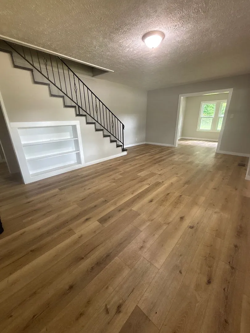 New Listing ! Spacious 5 Bedroom 2 Bath House — Photo 3