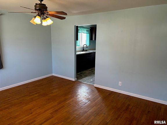 3rd image of 1010 E Esther St