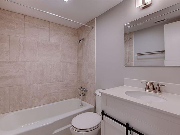 4th image of 8612 Bowling Green Dr #B