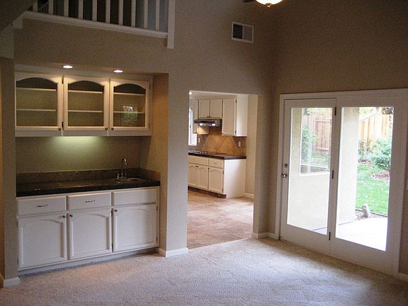 Family Room w/Wet Bar 