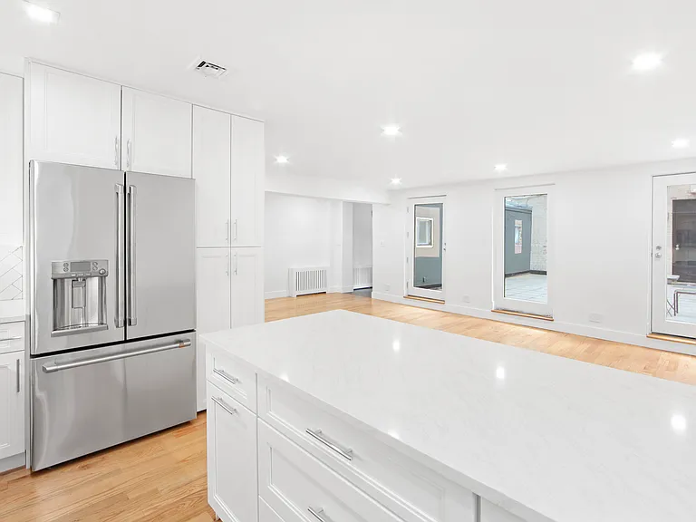 215 E 59th St #CHR — Photo 2