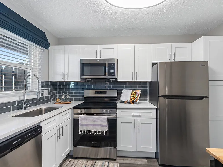 Lake Castleton Apartments — Photo 3