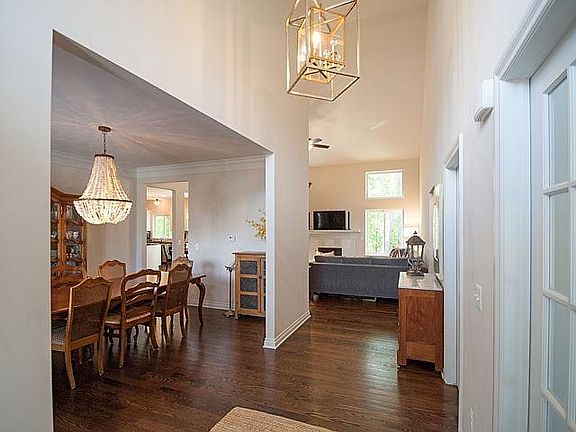 3rd image of 755 W Castlebury Cir