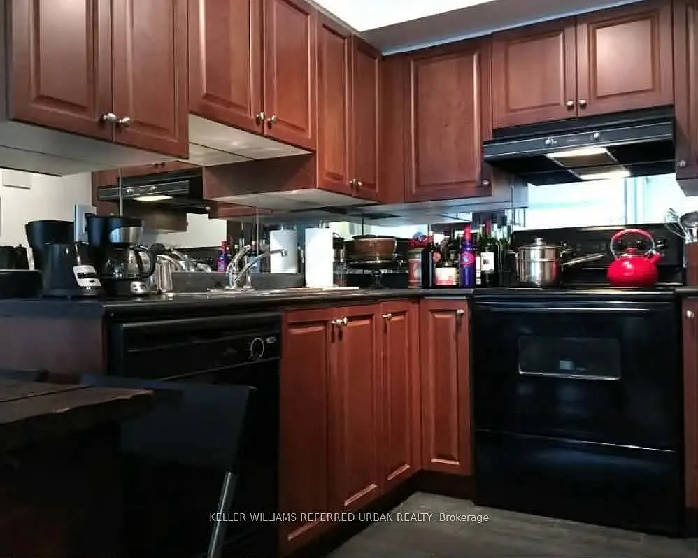 Kings Court — Photo 4