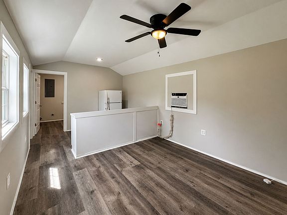 2nd image of 686 W 4th St