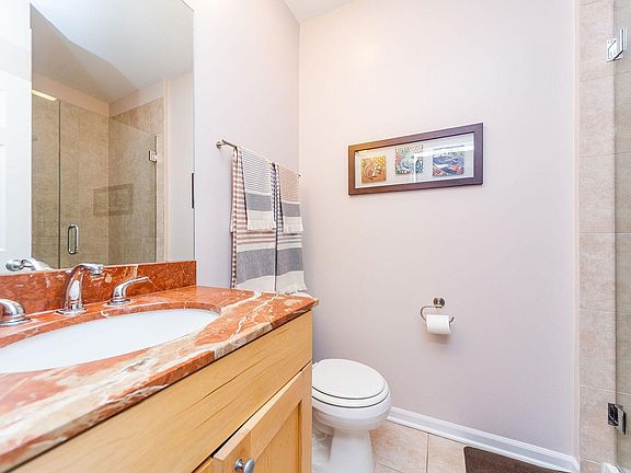 5th image of 934 W Cuyler Ave APT 4D
