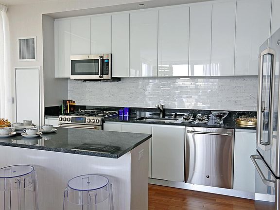 3rd image of 160 W 62nd St APT 48A